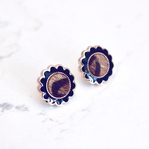 Flower Shaped Leopard Stud Earrings - Picture 4 of 6